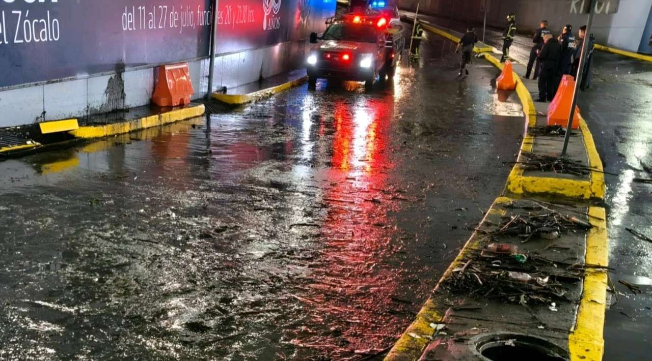 Lluvias dejan encharcamientos y un socavón en la CDMX
