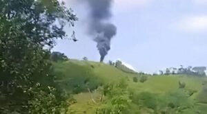 Grupo criminal derriba helicóptero de la policía en Colombia; hay un muerto