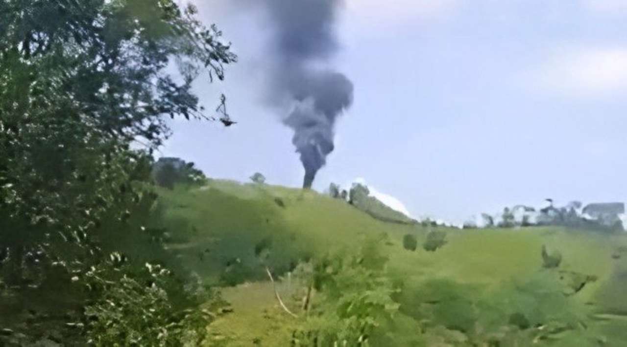 Grupo criminal derriba helicóptero de la policía en Colombia; hay un muerto