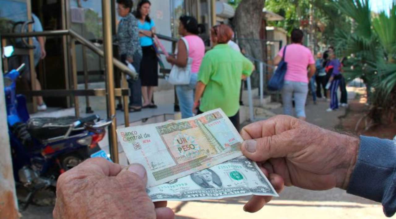El peso en Cuba se desploma a mínimos históricos y crece la dolarización informal
