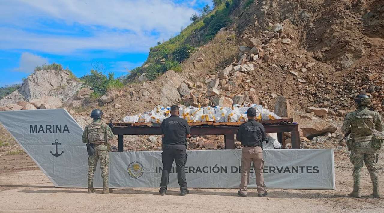 FGR y Marina destruyen más de una tonelada de cocaína en Guerrero