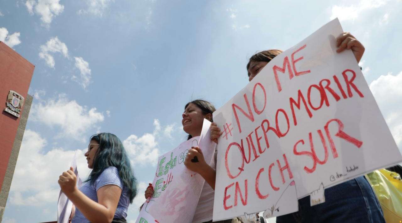 Estudiantes del CCH Sur marchan en la UNAM tras asesinato de estudiante