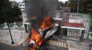 Normalistas de Ayotzinapa vandalizan el Campo Militar 1 en la CDMX