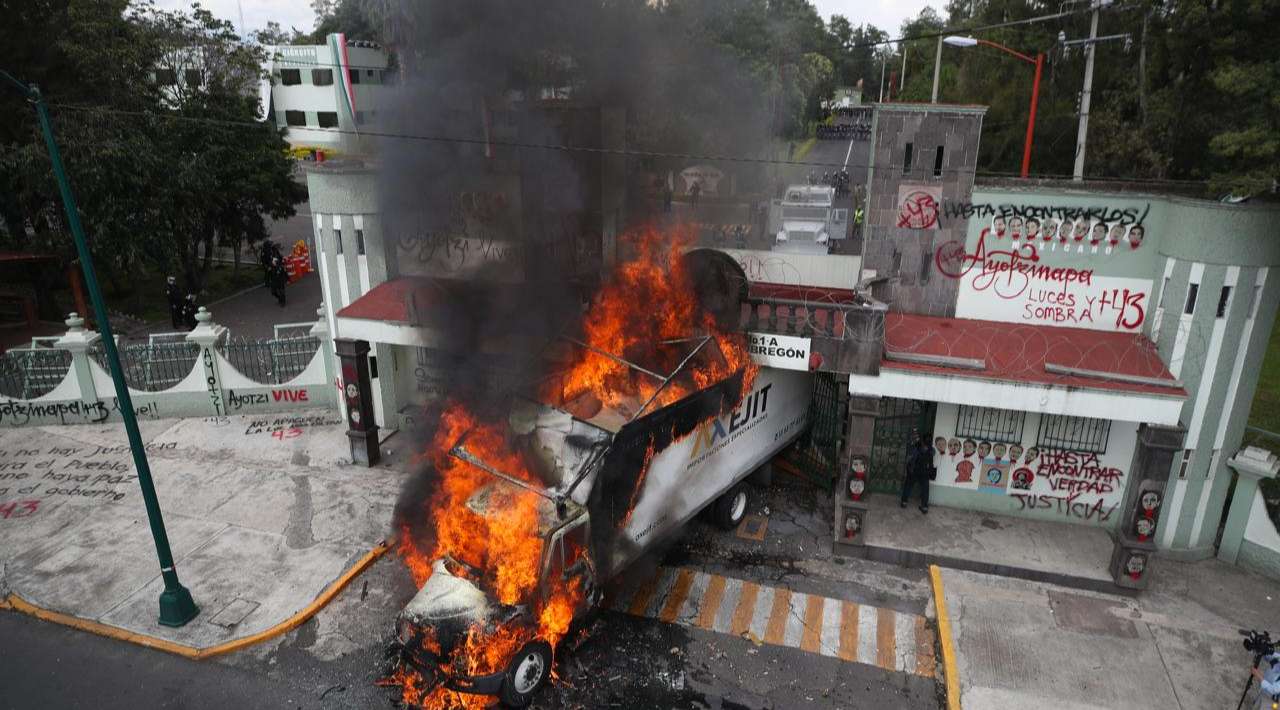 Normalistas de Ayotzinapa vandalizan el Campo Militar 1 en la CDMX
