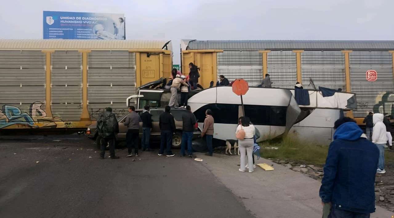 Choque de ferrocarril contra autobús en Edomex, deja 8 muertos y 45 heridos