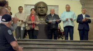 Gobernadora devela busto de José María Morelos en Palacio de Gobierno por su 260 aniversario