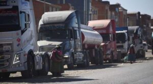 Escasez de diésel en Bolivia afecta hasta 40% del suministro y genera protestas del transporte