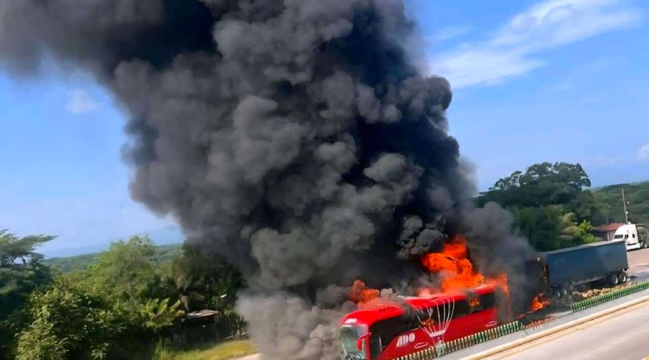 Choque entre autobús y tráiler deja 14 heridos en Veracruz