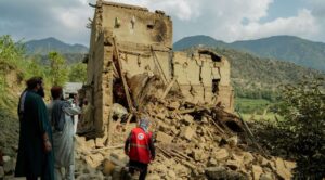 Terremoto en Afganistán deja más de mil 400 muertos; rescates continúan contra reloj