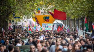 Miles protestan en Francia contra la austeridad