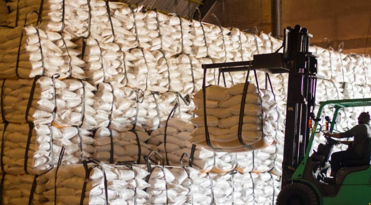 SAT inicia investigación por presunto contrabando de azúcar: Sader