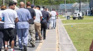 Connacionales mexicanos denuncian malos tratos en “Alcatraz de los Caimanes”; SRE mantiene visitas continuas