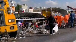 Volcadura de tráiler provoca rapiña en la México-Pirámides