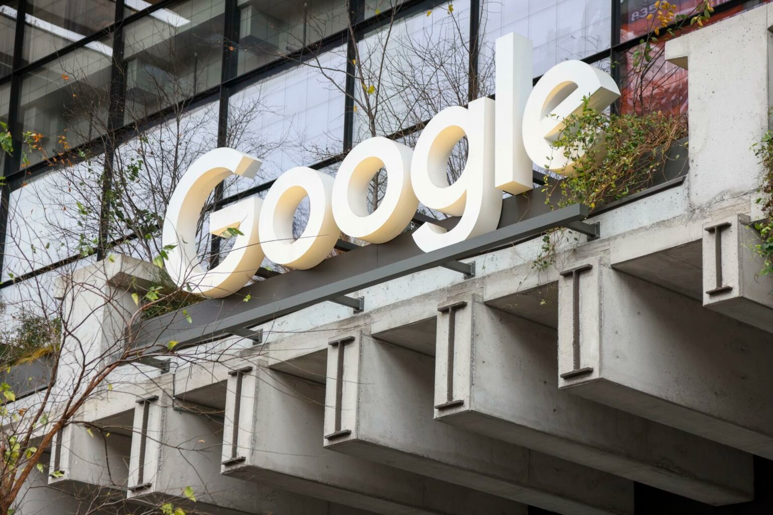 UE multa a Google con 2 mil 950 millones de euros por abusos en publicidad online