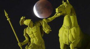 Eclipse total tiñe de rojo la Luna en Europa, Asia y África