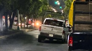 Patrulla cae en socavón de Iztapalapa; colapsa colector de 40 años