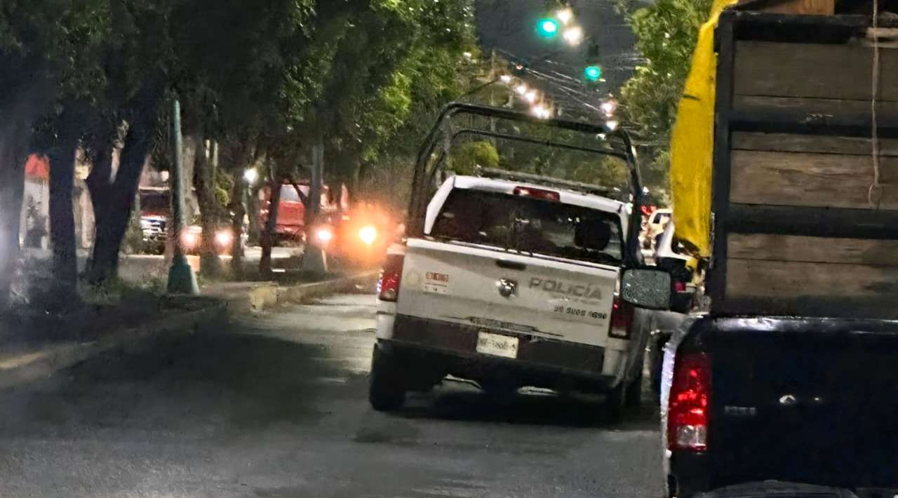 Patrulla cae en socavón de Iztapalapa; colapsa colector de 40 años