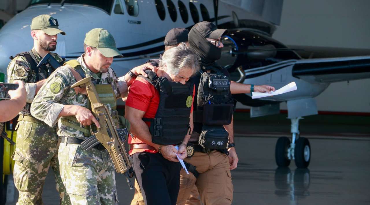 Avión con Hernán Bermúdez cambia de ruta; llegará este jueves a México