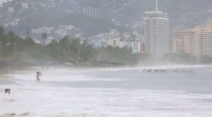 Huracán “Narda” se debilita a categoría 1, mantiene lluvias en tres estados