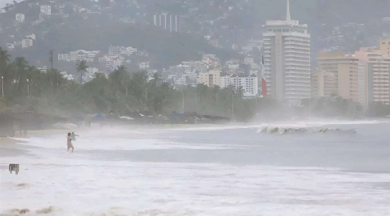 Huracán “Narda” se debilita a categoría 1, mantiene lluvias en tres estados
