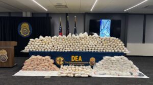 DEA decomisa un millón de pastillas falsas y toneladas de droga vinculadas al CJNG