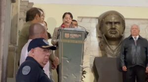 Gobernadora devela busto de José María Morelos en Palacio de Gobierno por su 260 aniversario
