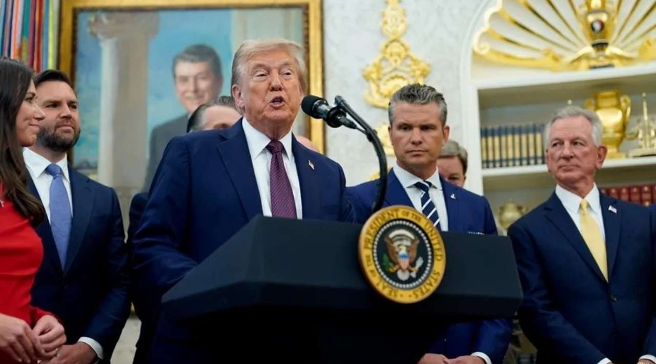 EE.UU. ataca barco con droga proveniente de Venezuela, confirma Trump