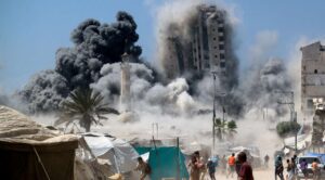 Israel derriba edificio de 12 pisos en Gaza tras evacuar a sus habitantes