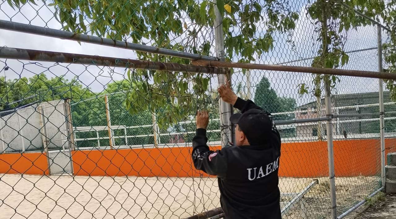 UAEM da mantenimiento a la cancha de voleibol de playa