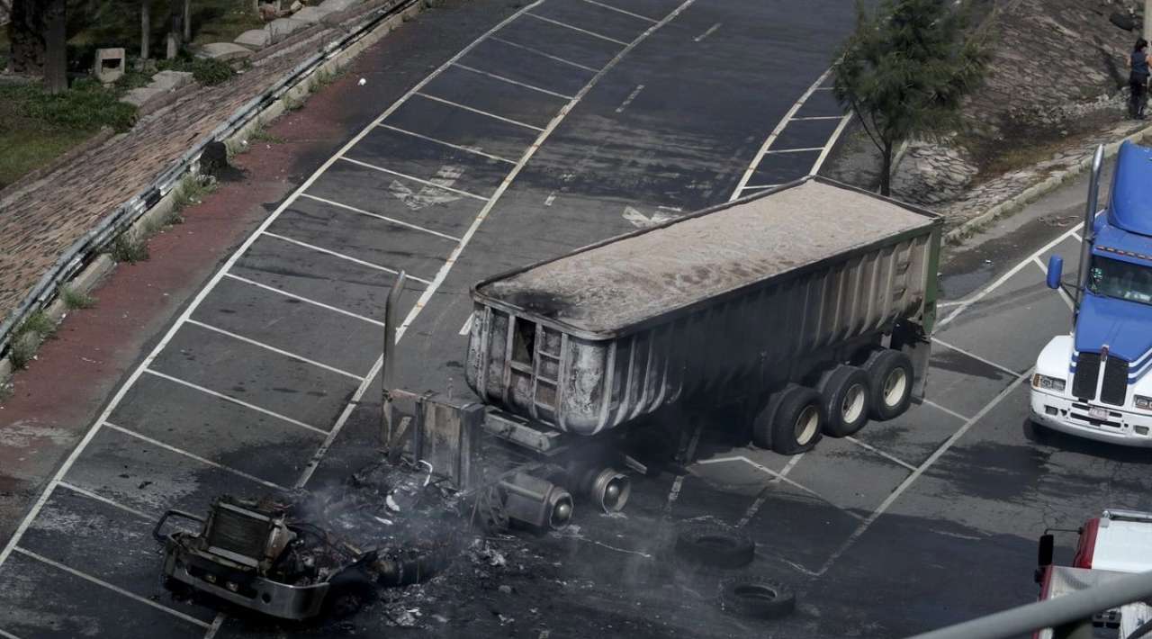 Suman 10 muertos por explosión de pipa en Iztapalapa