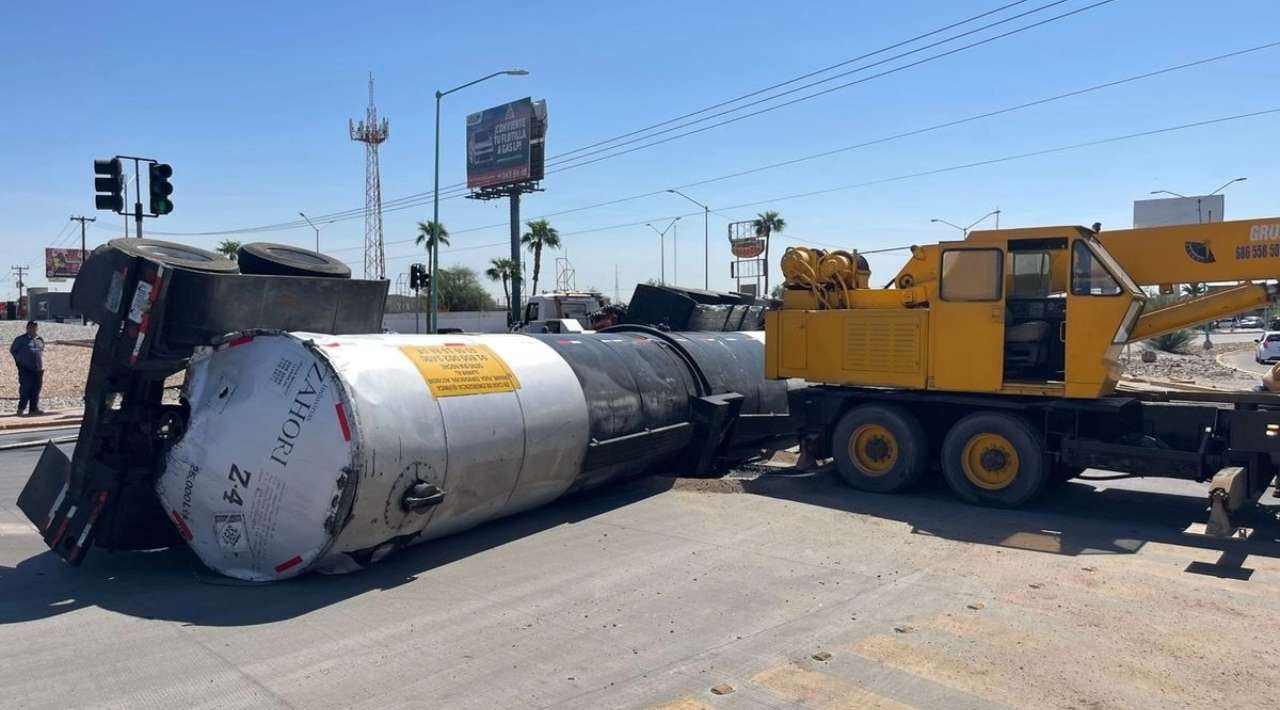 Volcadura de pipa con brea líquida provoca cierre vial en Mexicali