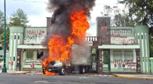Sheinbaum condena actos violentos en Campo Militar 1-A durante protesta por Ayotzinapa; descarta represión por mega marcha