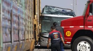 Sube a 10 muertos y 40 heridos saldo por choque de tren y autobús en el Edomex