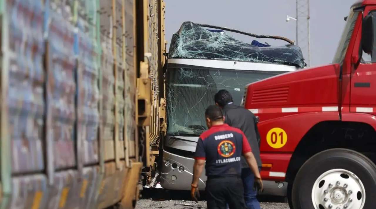 Sube a 10 muertos y 40 heridos saldo por choque de tren y autobús en el Edomex