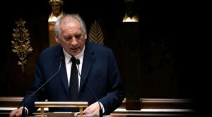 Renuncia primer ministro de Francia, en medio de crisis fiscal