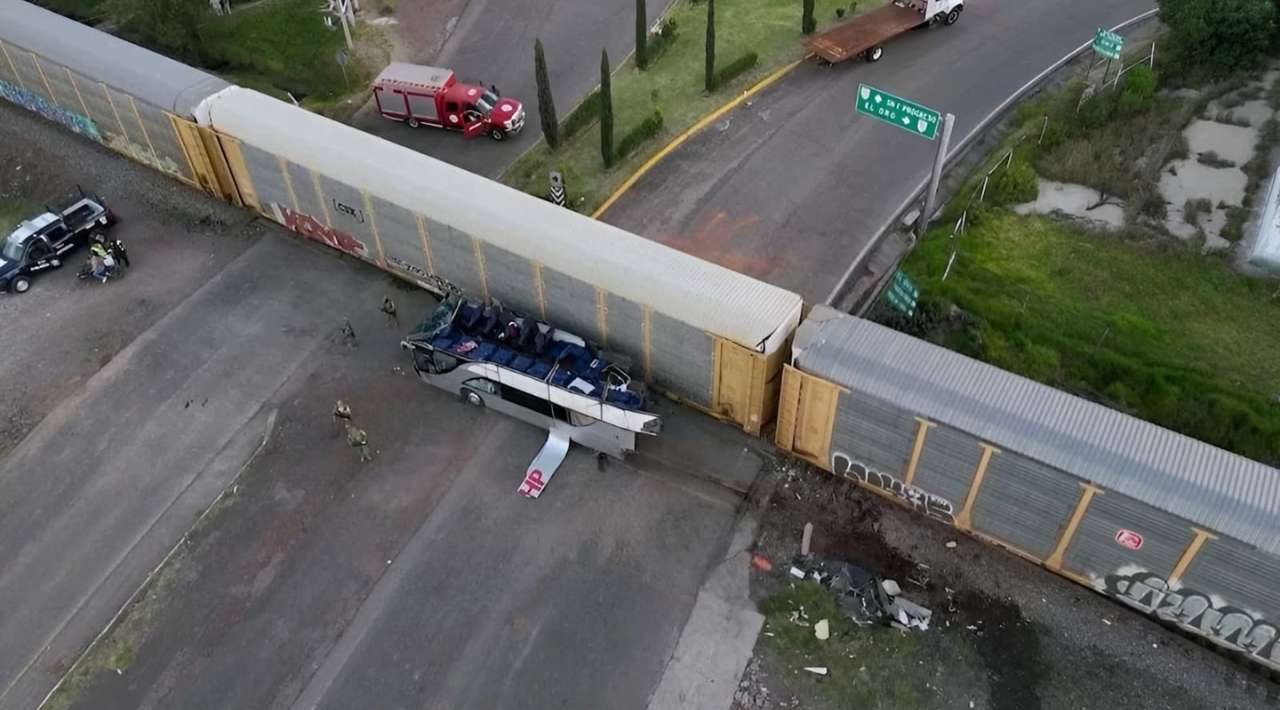 Sube a 55 los heridos por el accidente entre autobús y un tren en el Edomex
