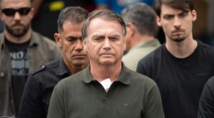 Jair Bolsonaro es hospitalizado en Brasilia por anemia y alteración renal. Es diagnosticado con cáncer de piel .
