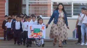 Regreso a clases entre sonrisas, abrazos y mucha ilusión en primarias “Benito Juárez” y “Braulio Rodríguez”.