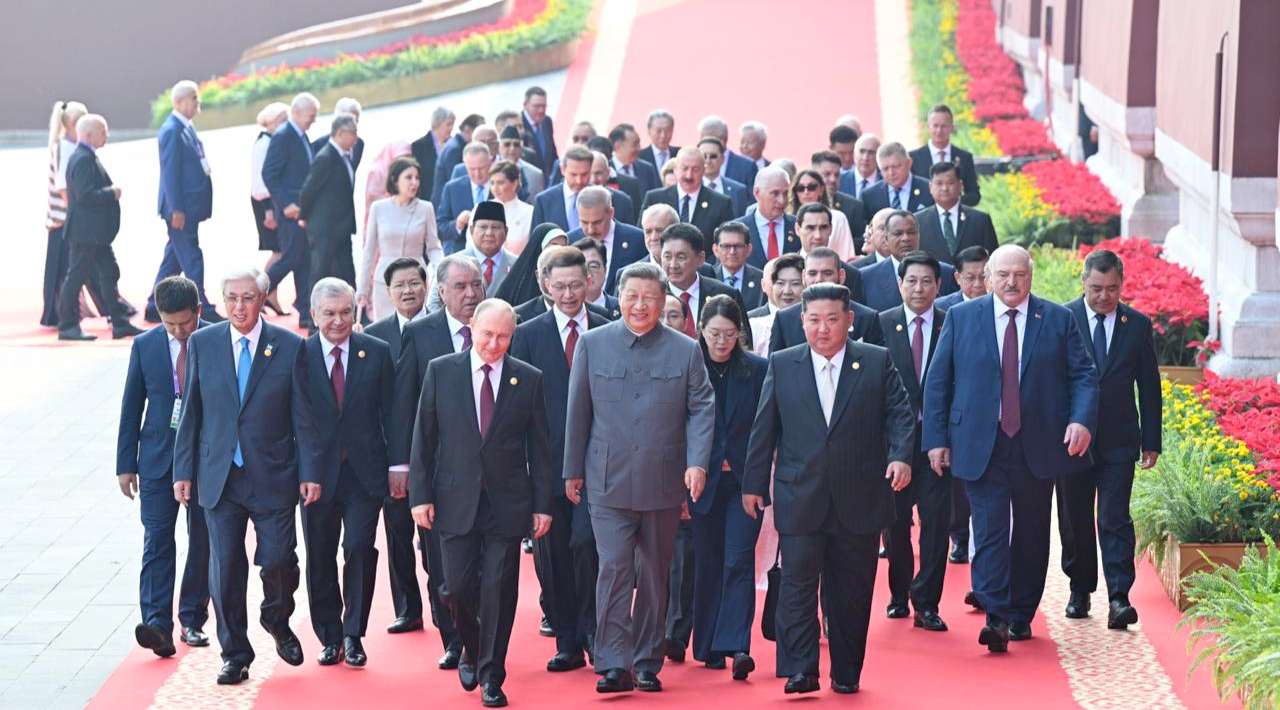 China reafirma compromiso con la paz mundial en desfile militar