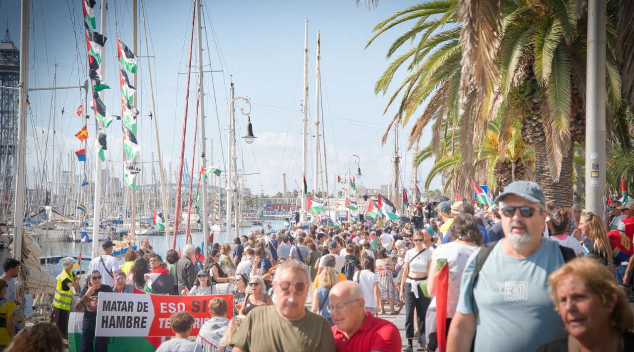 Zarpa flotilla humanitaria rumbo a Gaza desde Barcelona