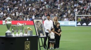 Carlos Vela Recibe Homenaje Emotivo de LAFC