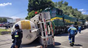 Tren arrolla pipa en Ecatepec