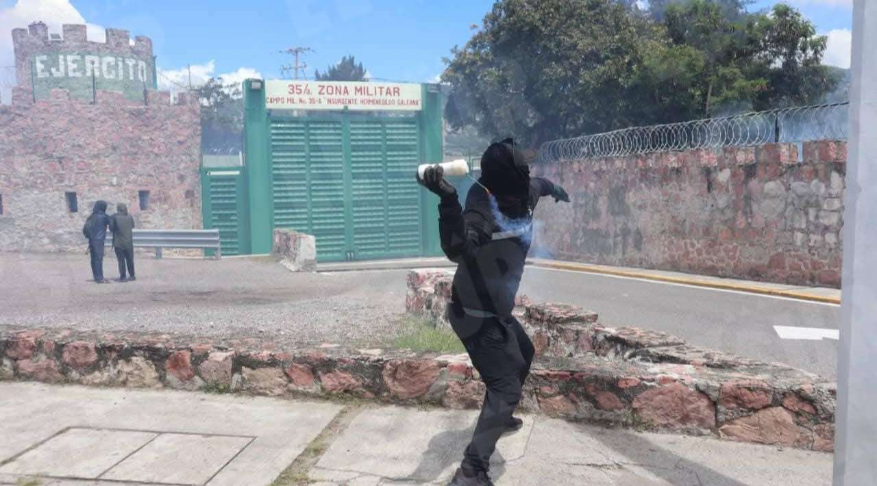 Normalistas atacan instalaciones militares en Chilpancingo