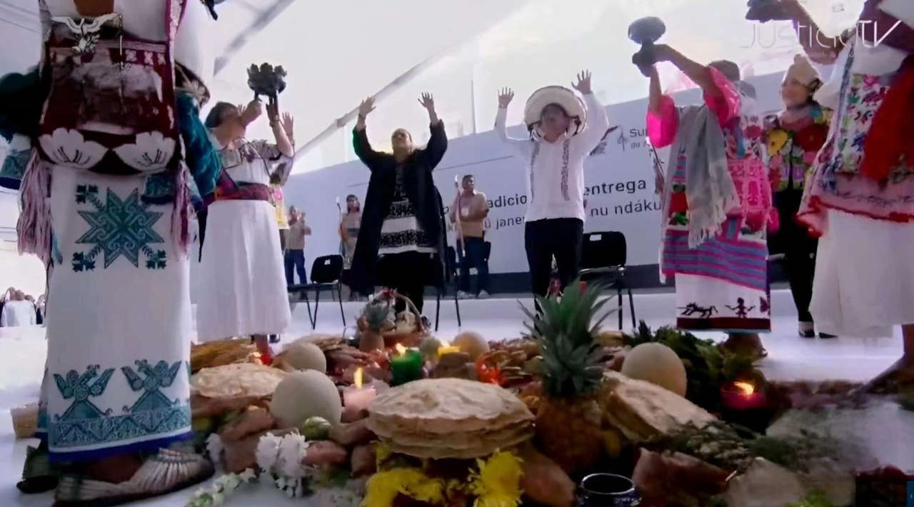 Ministros electos de la Corte reciben bastón de mando en ceremonia indígena