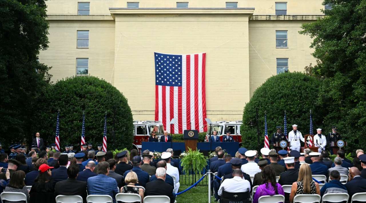 Trump rinde homenaje póstumo al activista conservador Charlie Kirk
