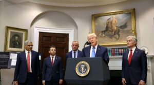 Trump sugiere dosificar vacunas infantiles pese a falta de evidencia científica