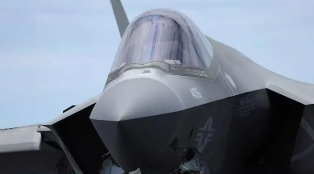 Trump advierte que derribará aviones venezolanos si amenazan a fuerzas de EE.UU. en el Caribe