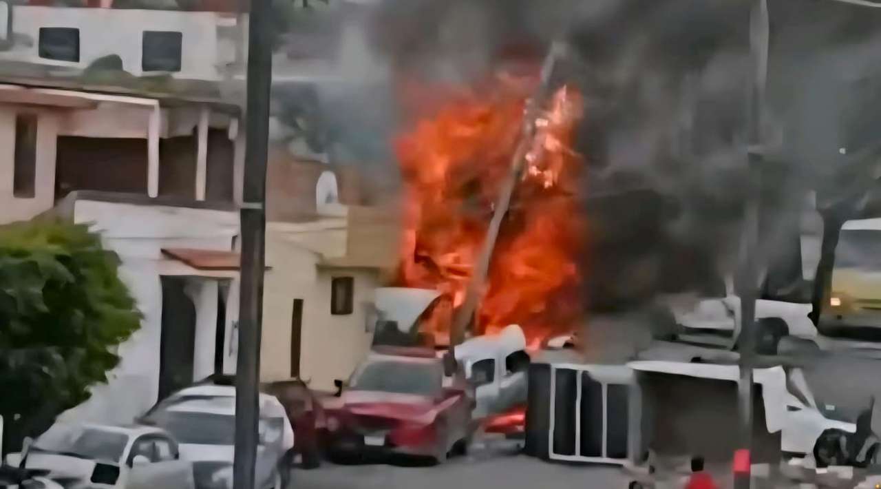 Camión sin frenos provoca incendio tras chocar ocho vehículos en Querétaro