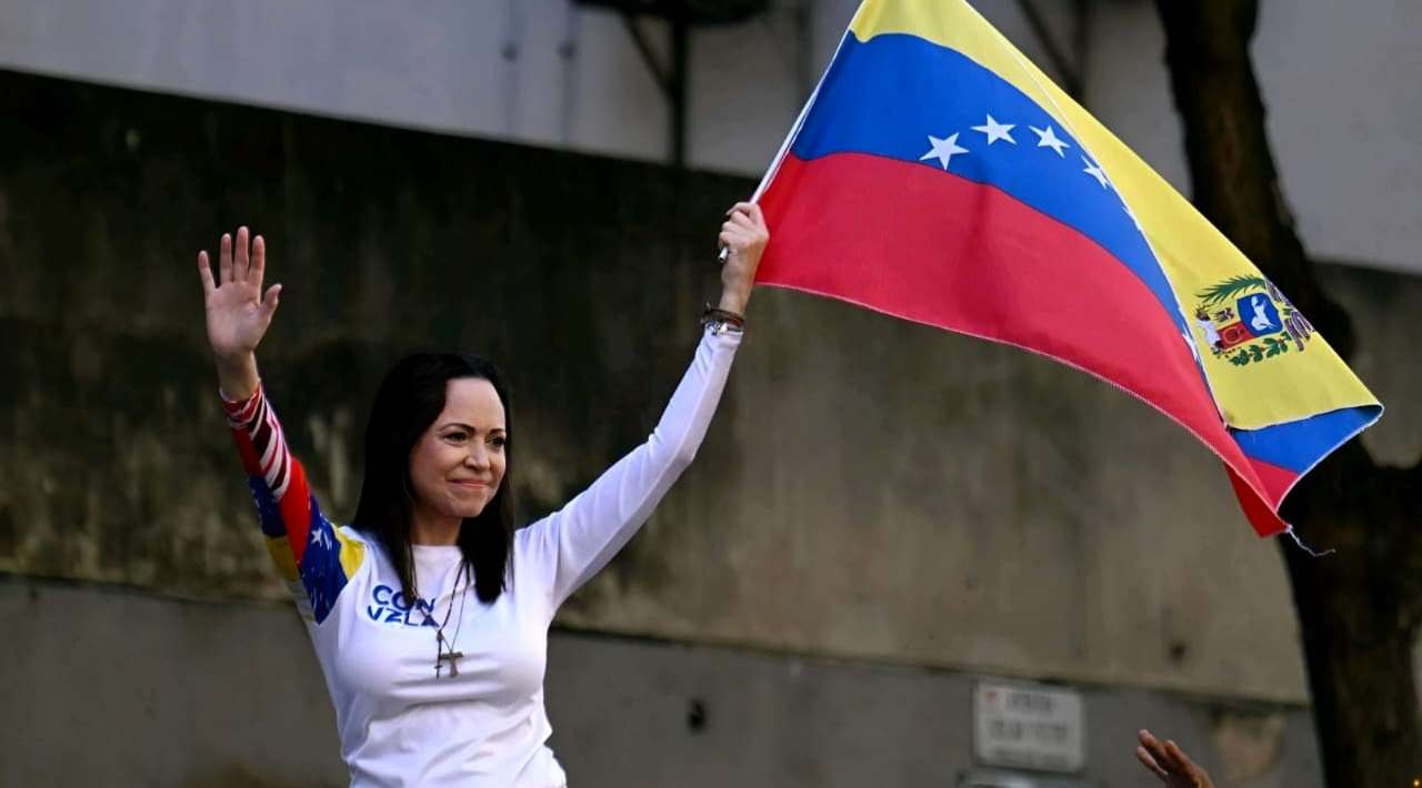 Entregan a María Corina Machado, Premio Nobel de la Paz 2025, por defensa de la democracia en Venezuela