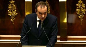 Francia congela reforma de pensiones